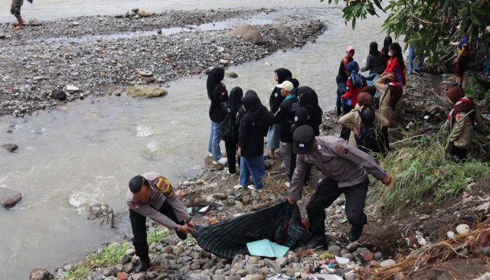Aksi Kemanusiaan Pasca Banjir, Polres PSP Bantu Bersihkan Aliran Sungai