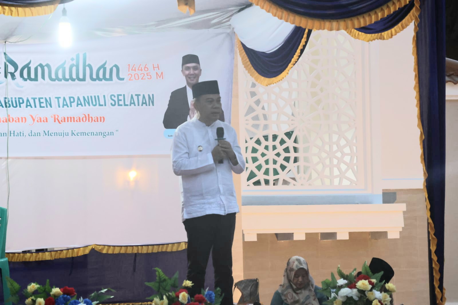 Wakil Bupati Tapsel, Jafar Syahbuddin Ritonga, saat memberi sambutan pada Safari Ramadan di Angkola Timur
