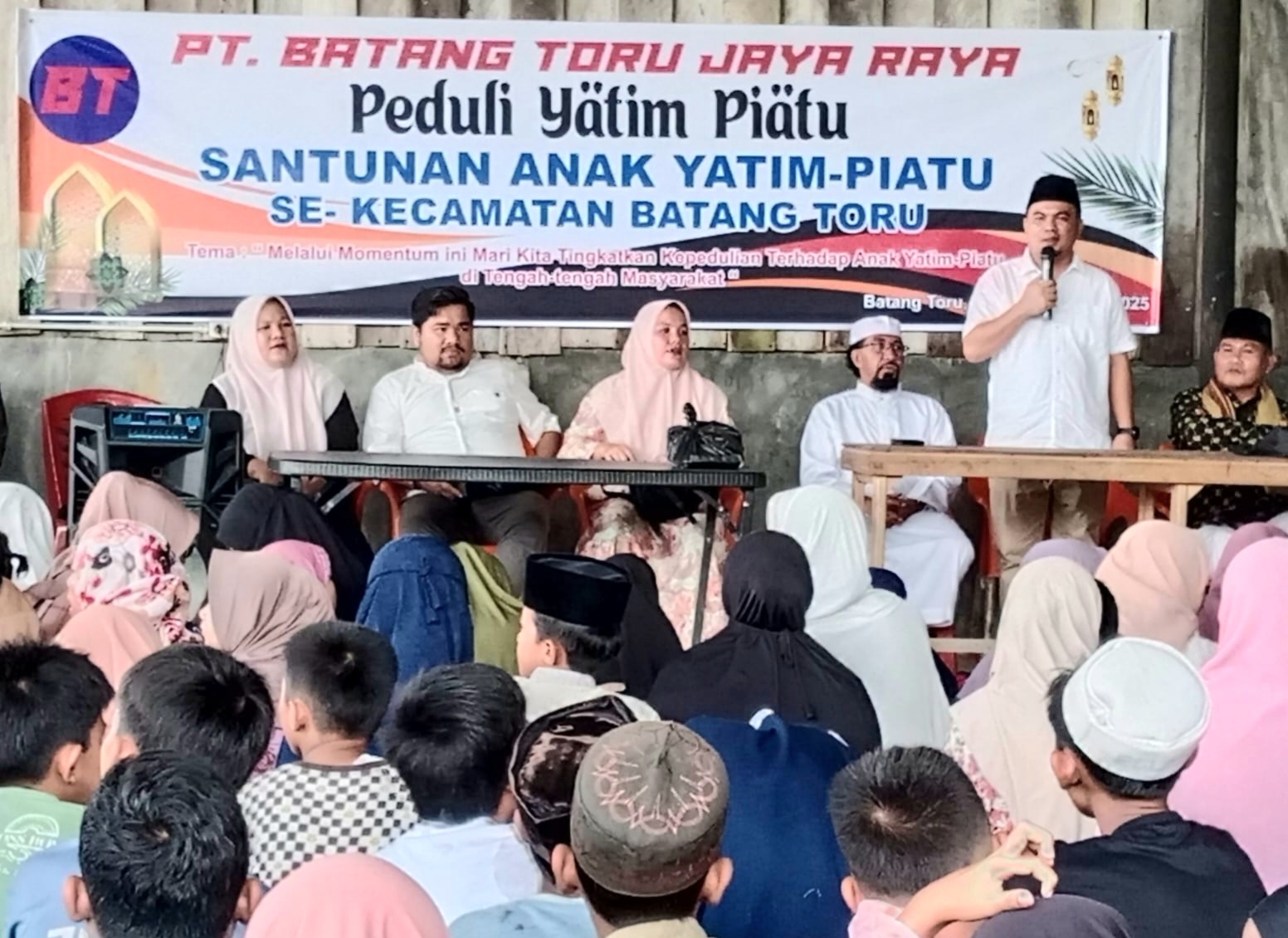 Pembina PT Batang Toru Jaya Raya, Rocky AP Gultom, saat memberikan sambutan dalam kegiatan penyerahan santunan ke ratusan anak yatim piatu