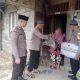 Plt Kasat Binmas Polres Tapsel, Iptu Taufik Manullang, saat menyerahkan uang santunan tali asih berikut paket sembako ke salah seorang Lansia
