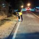 Petugas dari Sat Lantas Polres Tapsel saat melakukan olah TKP di lokasi kecelakaan maut antar sepeda motor yang menewaskan satu di antara dua orang pengemudinya