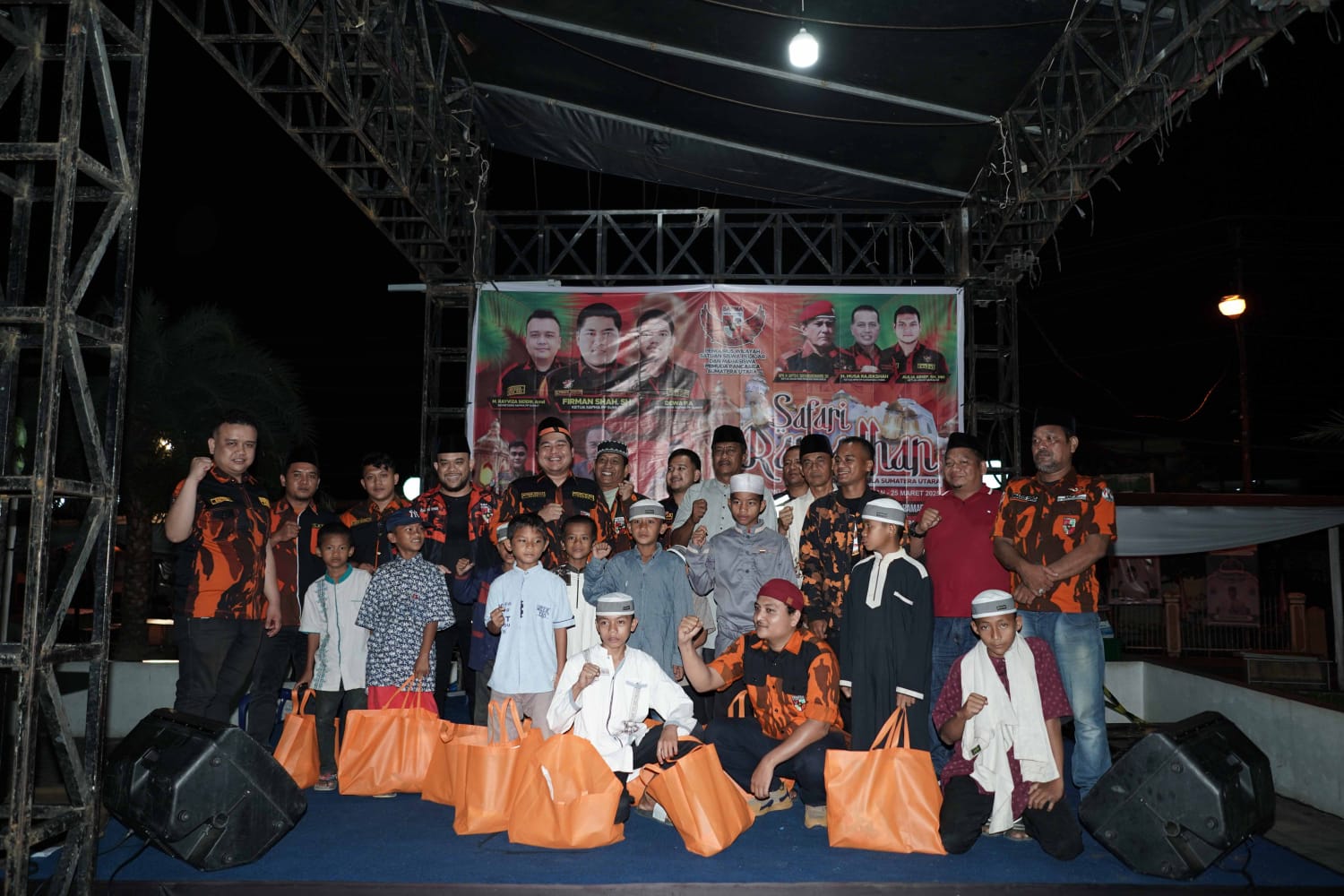 Pengurus SAPMA PP se-Sumut menyerahkan sarung dan sembako saat Safari Ramadan