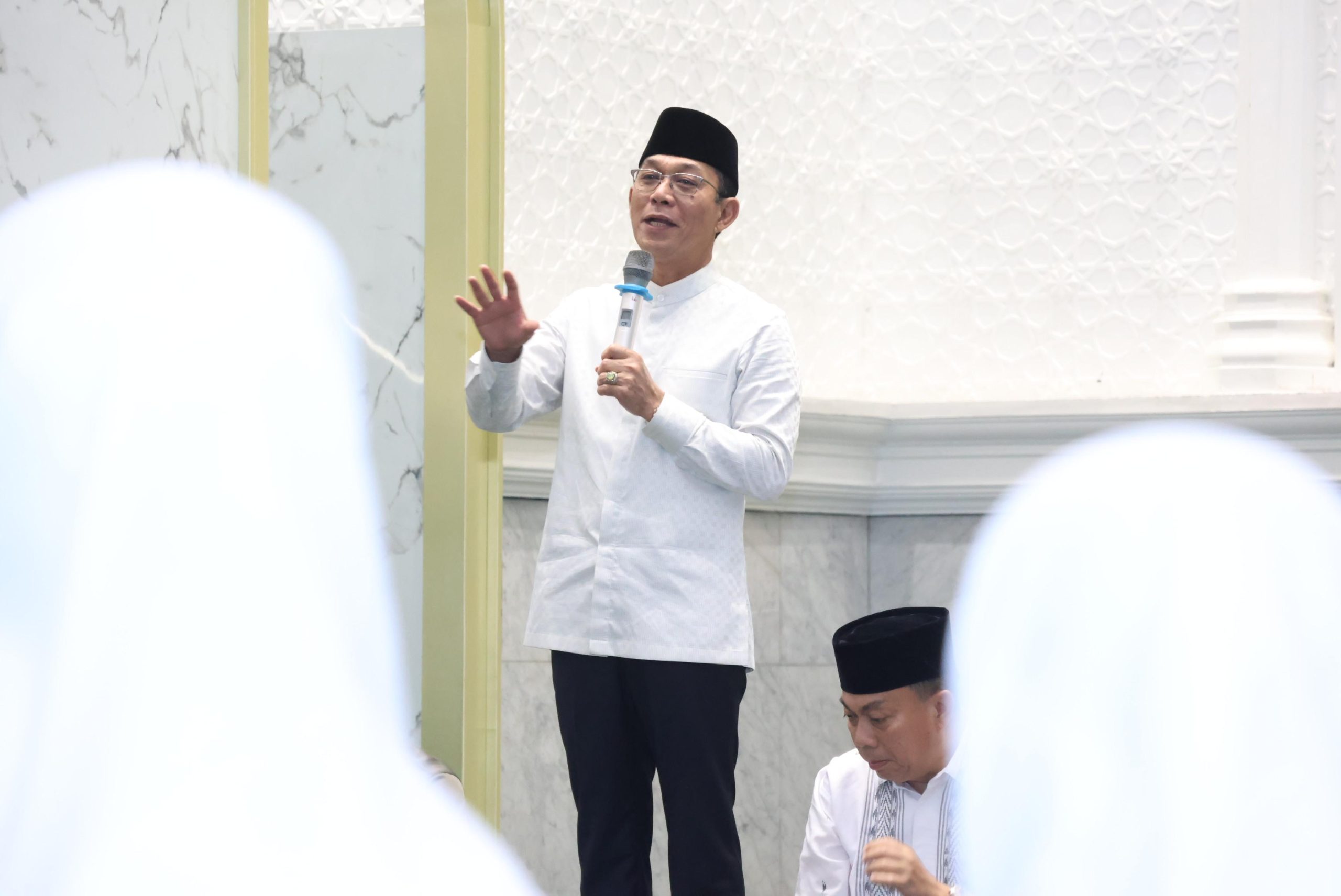 Bupati Tapsel, Gus Irawan Pasaribu, didampingi Wabup, Jafar Syahbuddin Ritonga, saat memberikan sambutan dalam acara silaturahmi dan buka puasa bersama seluruh Ormas