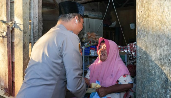 Senyum Sumringah Warga Pra Sejahtera Menyeruak Kala AKBP Yasir Datang Bawa Bantuan
