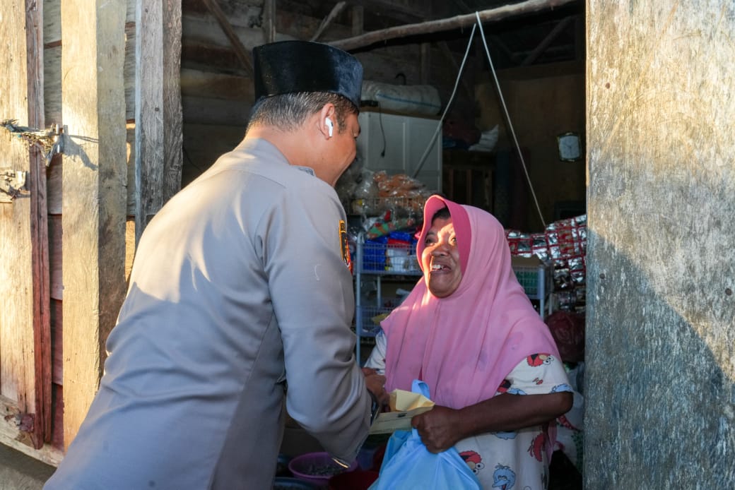 Kapolres Tapsel, AKBP Yasir Ahmadi, saat menyerahkan paket sembako dan uang santunan tali asih ke salah satu warga pra sejahtera di Desa Marisi
