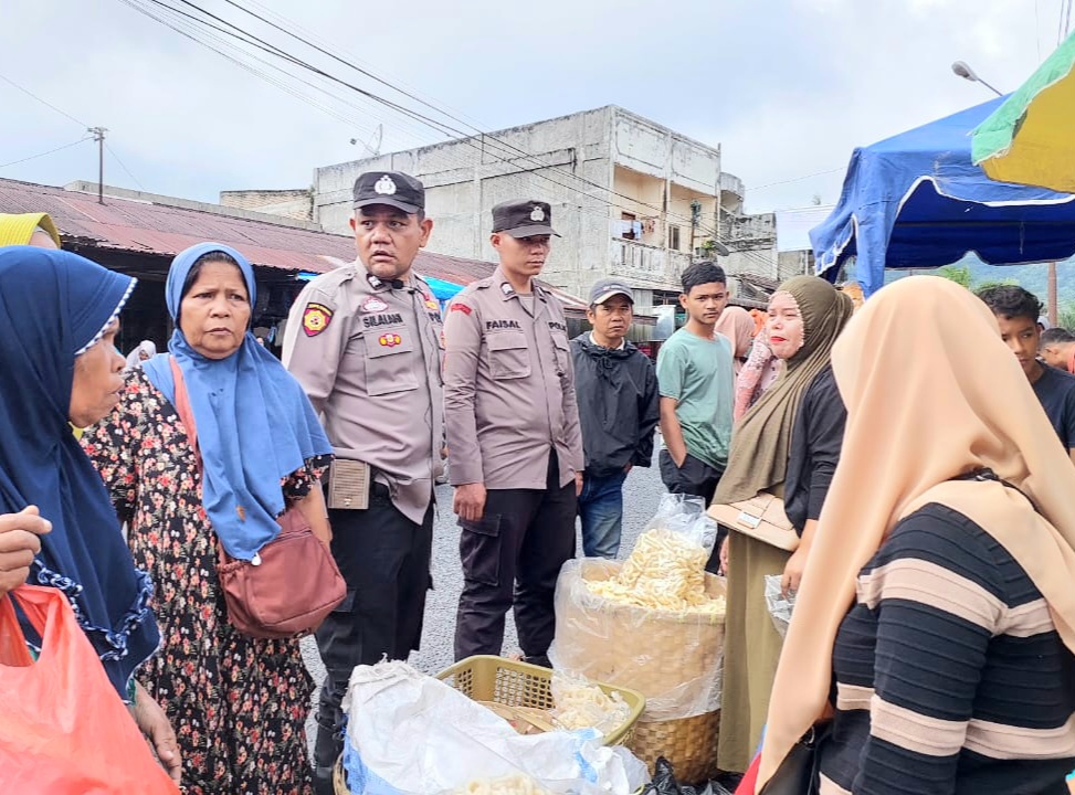Personel Sipirok menggelar Patroli dan monitoring aktivitas masyarakat di Pasar tradisional guna mengantisipasi aksi pencurian dan pencopetan