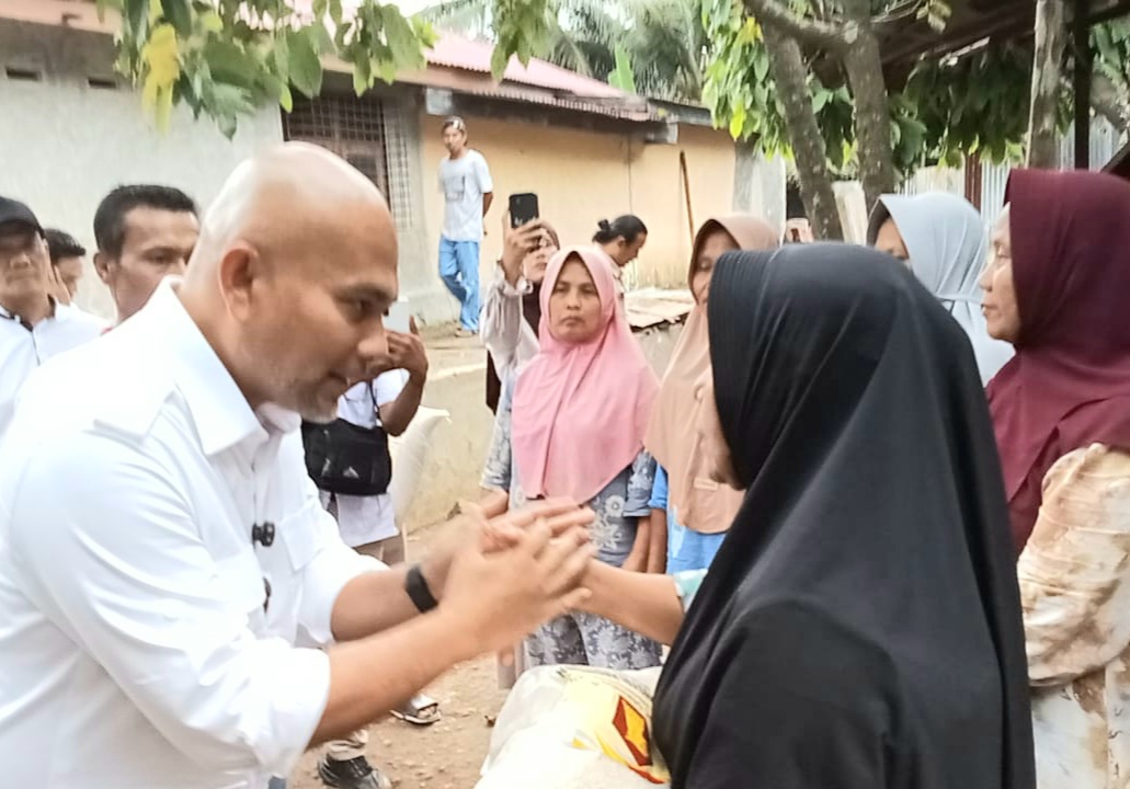 Ketua DPC Partai Gerindra Kota Padangsidimpuan, Rusydi Nasution, saat membagikan 1 Ton beras ke masyarakat terdampak banjir bandang beberapa waktu lalu