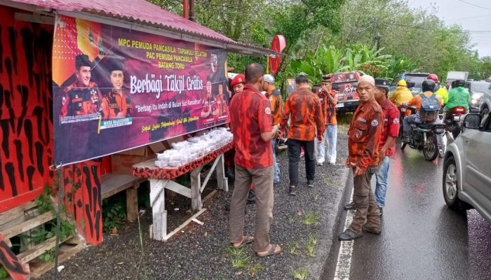 Tabur Kebaikan, PP Tapsel Bagikan Ratusan Paket Takjil ke Masyarakat