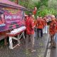 Para Pengurus MPC PP Tapsel dan Koti Mahatidana Tapsel saat membagikan ratusan paket takjil ke Karyawan PT AR yang baru pulang bekerja, pengguna jalan, dan masyarakat