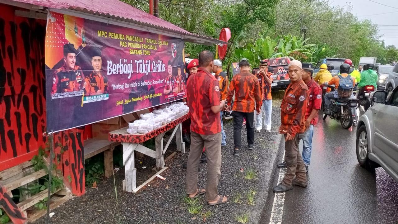 Para Pengurus MPC PP Tapsel dan Koti Mahatidana Tapsel saat membagikan ratusan paket takjil ke Karyawan PT AR yang baru pulang bekerja, pengguna jalan, dan masyarakat