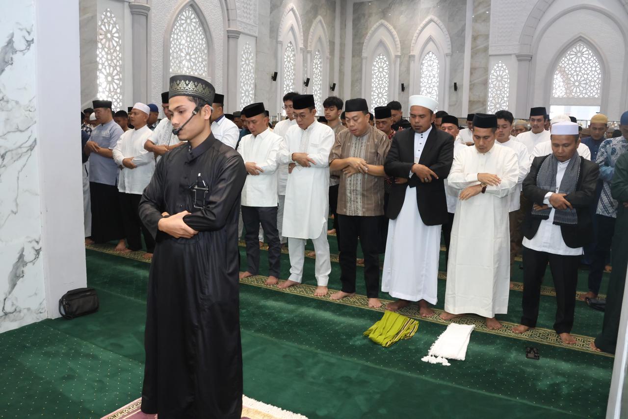 Bupati-Wabup Tapsel, Gus Irawan Pasaribu-Jafar Syahbuddin Ritonga, bersama jamaah lainnya, melaksanakan salat Id berjamaah 1 Syawal 1446 H/2025 M di Masjid Agung Syahrun Nur, Kecamatan Sipirok