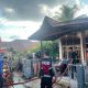 Tim Pemadam Kebakaran dibantu warga setempat dan personel Polres Padangsidimpuan saat berjibaku memadamkan api yang membakar satu unit Rumah tinggal permanen di Jalan Raja Inal Siregar, Gang Cendana II, No.07, Kelurahan Batunadua Jae, Kecamatan Padangsidimpuan Batunadua, Kota Padangsidimpuan