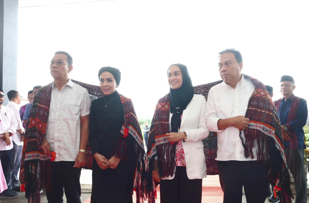 Bupati-Wakil Bupati Tapsel, Gus Irawan Pasaribu-Jafar Syahbuddin Ritonga beserta Nyonya, disambut dengan cara adat Tapsel Angkola sembari 'diulosi'