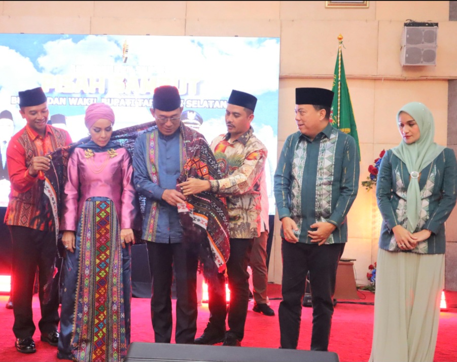 Kapolres, AKBP Yasir Ahmadi, dan Dandim 0212/TS, Letkol Arm Delli Yudha Adi Nurcahyo, saat mengulosi Bupati Tapsel, Gus Irawan Pasaribu, bersama istri