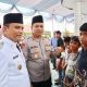 Kapolres Padangsidimpuan, AKBP Dr Wira Prayatna, bersama Wali Kota, Letnan Dalimunthe, saat penyerahan tali asih ke anak yatim sebelum berbuka puasa bersama