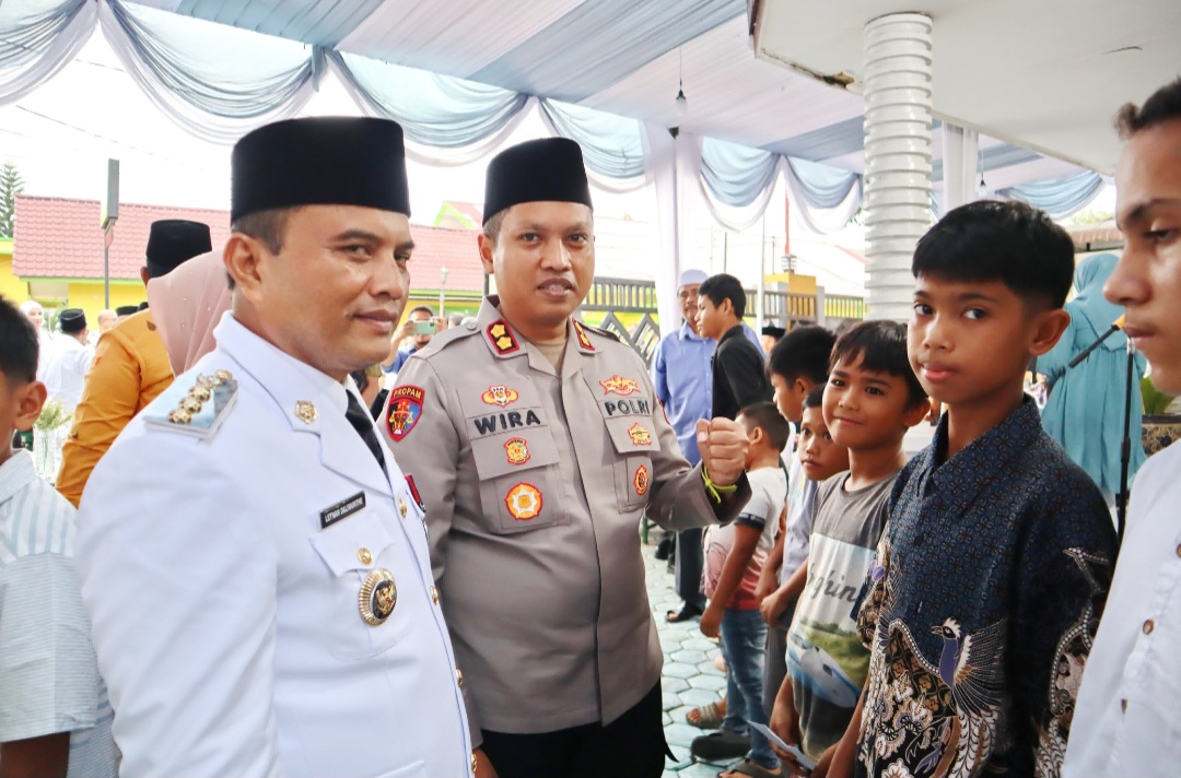 Kapolres Padangsidimpuan, AKBP Dr Wira Prayatna, bersama Wali Kota, Letnan Dalimunthe, saat penyerahan tali asih ke anak yatim sebelum berbuka puasa bersama