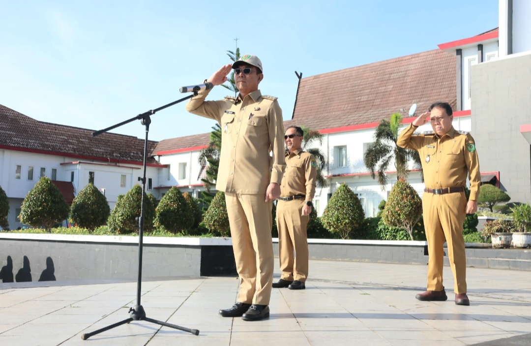 Bupati-Wakil Bupati Tapsel, Gus Irawan Pasaribu-Jafar Syahbuddin Ritonga, didampingi Sekda Sofyan Adil, saat memimpin Apel pagi gabungan ke Pegawai