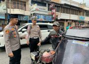 Jelang Berbuka Puasa, Polres Tapsel Bagikan Ratusan Paket Takjil