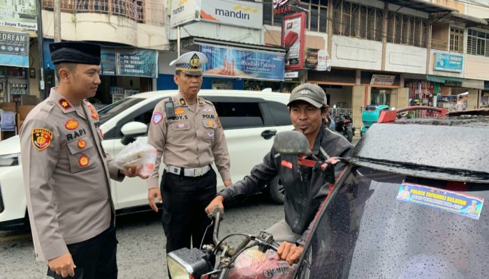 Jelang Berbuka Puasa, Polres Tapsel Bagikan Ratusan Paket Takjil