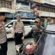 Waka Polres Tapsel, Kompol Rapi Pinakri, didampingi Kanit Regident, Iptu Edy Sofyan Nasution, saat membagikan takjil ke masyarakat