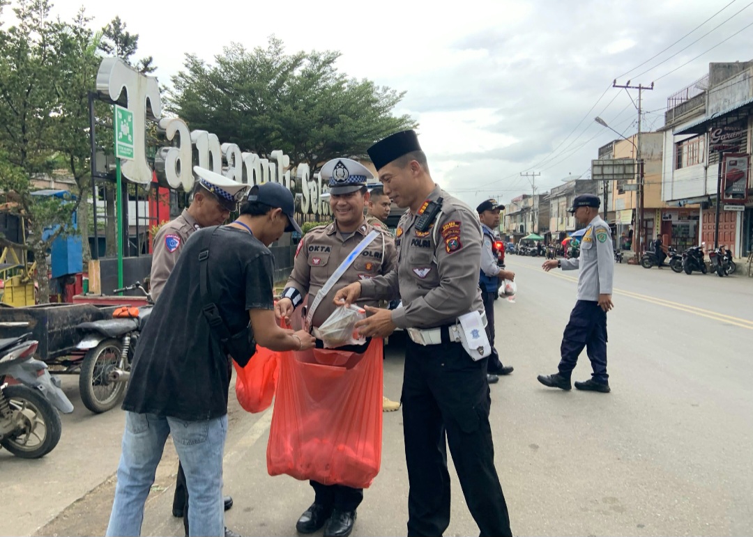 Kasat Lantas Polres Tapsel, AKP Danil Saragih, saat membagikan takjil ke masyarakat