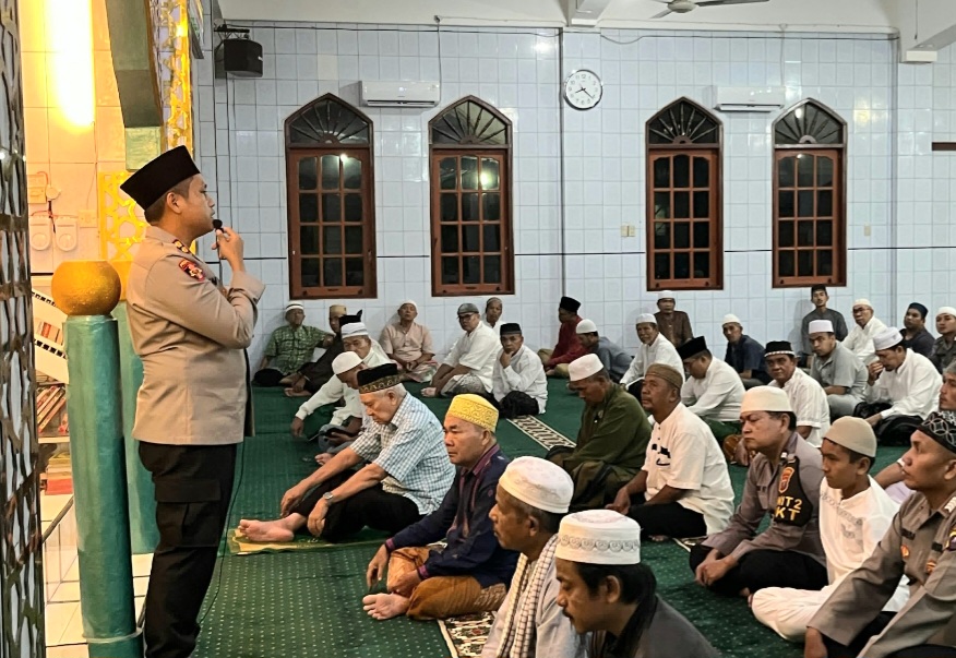 Kapolres Padangsidimpuan, AKBP Dr Wira Prayatna, saat memberi sambutan sebelum dimulainya salat Tarawih berjamaah di Masjid Baiturrahman