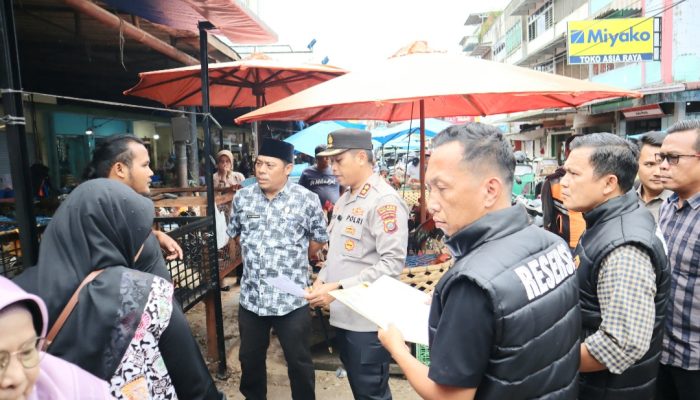 AKBP Wira Cek Ketersediaan dan Harga Bahan Pokok di Pajak Batu
