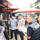 Kapolres Padangsidimpuan, AKBP Dr Wira Prayatna, bersama jajaran dan Dinas terkait melakukan pengecekan ketersediaan dan harga bahan pokok di pusat Pasar Pajak Batu