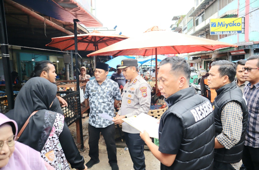 Kapolres Padangsidimpuan, AKBP Dr Wira Prayatna, bersama jajaran dan Dinas terkait melakukan pengecekan ketersediaan dan harga bahan pokok di pusat Pasar Pajak Batu