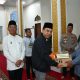 Bupati-Wabup Tapsel, H Gus Irawan Pasaribu-H Jafar Syahbuddin Ritonga, menyerahkan pengeras suara dan Al Quran ke Pengurus Masjid Baiturrahmi Kecamatan SDH