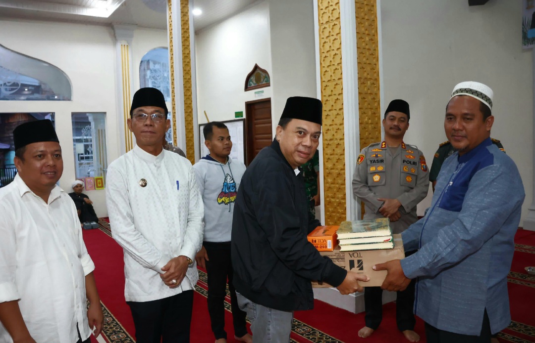 Bupati-Wabup Tapsel, H Gus Irawan Pasaribu-H Jafar Syahbuddin Ritonga, menyerahkan pengeras suara dan Al Quran ke Pengurus Masjid Baiturrahmi Kecamatan SDH