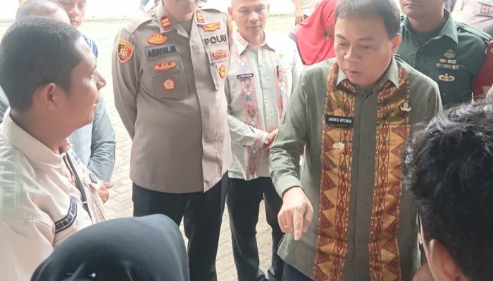 Kapolsek Sipirok Dampingi Wabup Tapsel Cek Pasar Murah