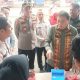 Kapolsek Sipirok, Iptu Aswin Manurung, dan lainnya mendampingi Wabup Tapsel, H Jafar Syahbuddin Ritonga, mengecek kegiatan Pasar Murah