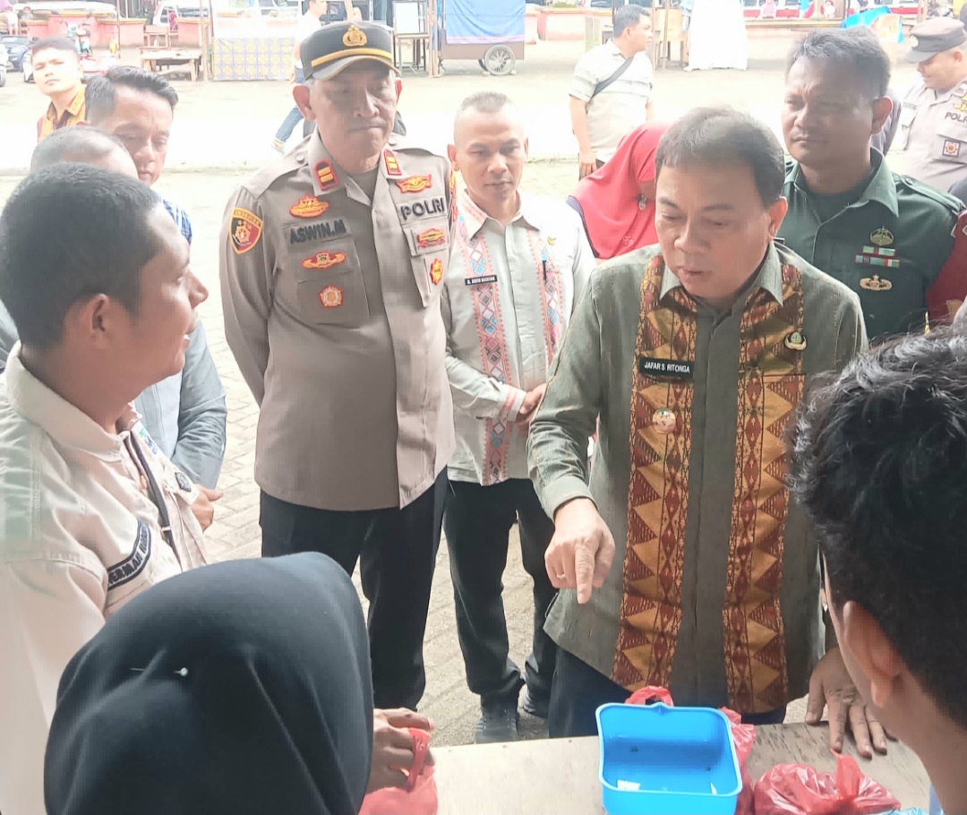 Kapolsek Sipirok, Iptu Aswin Manurung, dan lainnya mendampingi Wabup Tapsel, H Jafar Syahbuddin Ritonga, mengecek kegiatan Pasar Murah