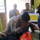 Kabag Ren Polres Tapsel, Kompol Rudi Siregar, saat menyerahkan bantuan dalam program bertajuk, Sedekah Keliling, ke warga Lansia pra sejahtera