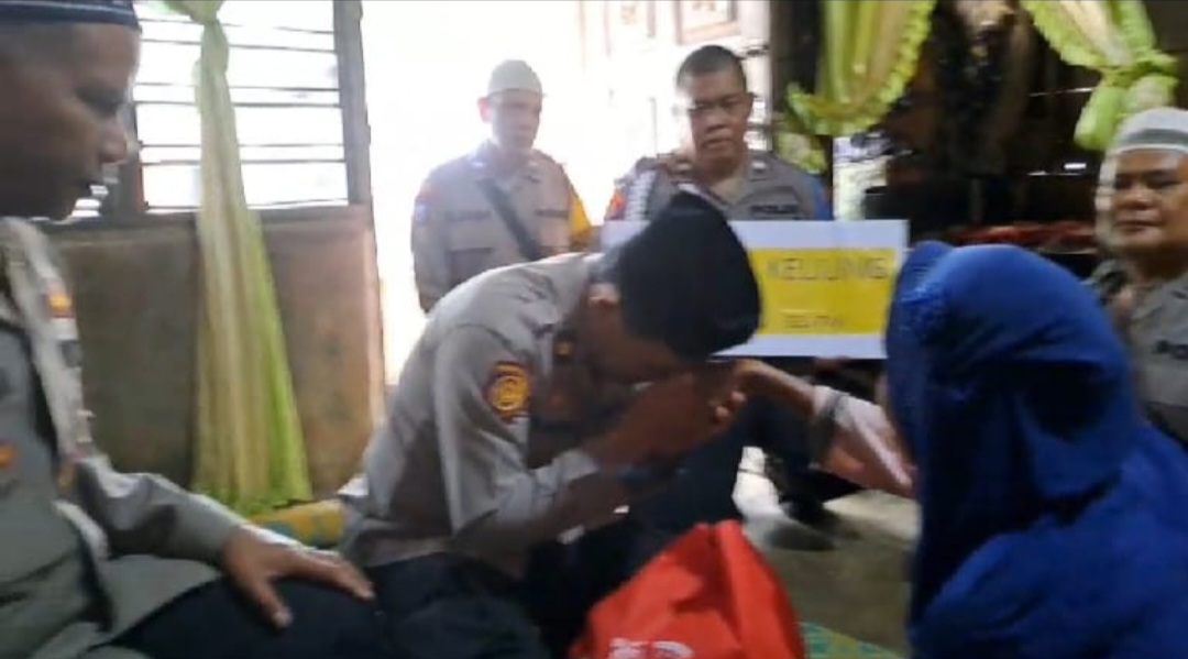 Kabag Ren Polres Tapsel, Kompol Rudi Siregar, saat menyerahkan bantuan dalam program bertajuk, Sedekah Keliling, ke warga Lansia pra sejahtera