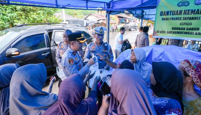 Polres Tapsel Peduli: Berbagi Takjil dan Nasi ke Korban Banjir