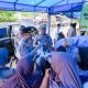 Waka Polres Tapsel, Kompol Rapi Pinakri, didampingi Kabag SDM, Kompol Abdi Abdillah, Kasat Lantas, AKP Danil Saragih, dan lainnya saat membagikan takjil serta nasi kotak ke korban terdampak banjir maupun pengguna jalan yang melintas di Desa Silaiya