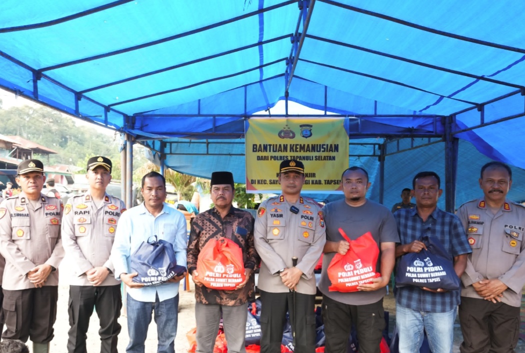Kapolres Tapsel, AKBP Yasir Ahmadi, didampingi Waka Polres, Kompol Rapi Pinakri, Kabag Ren, Kompol Rudi Siregar, Kabag SDM, Kompol Abdi Abdillah, Kasat Lantas, AKP Danil Saragih, Kapolsek Batang Angkola, AKP Arma Ginda Harahap, menyerahkan bantuan kemanusiaan berupa ratusan paket sembako ke masyarakat korban terdampak banjir