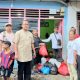 Ketua Tim BN Tabagsel, Muhammad Iqbal Harahap, bersama Pengurus lainnya, saat menyerahkan ratusan paket nasi dan takjil kepada para korban terdampak banjir bandang di Kota Padangsidimpuan