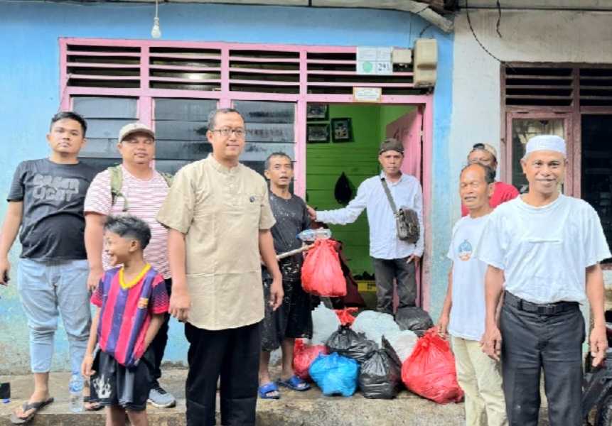 Ketua Tim BN Tabagsel, Muhammad Iqbal Harahap, bersama Pengurus lainnya, saat menyerahkan ratusan paket nasi dan takjil kepada para korban terdampak banjir bandang di Kota Padangsidimpuan