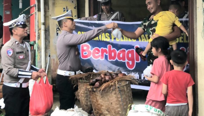 Keceriaan Ramadan, Sat Lantas Polres Tapsel Bagikan Ratusan Paket Takjil