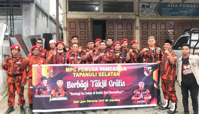 Berbagi Kebahagiaan Ramadan, MPC PP Tapsel Berbagi Ratusan Paket Takjil Gratis