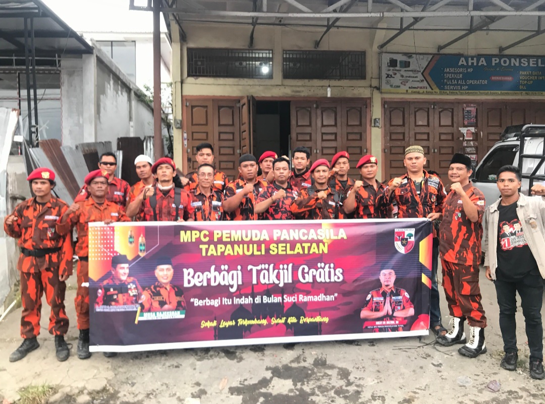 Jajaran Pengurus MPC PP Tapsel dan Koti Mahatidana Tapsel saat menggelar aksi berbagi takjil gratis jelang berbuka puasa