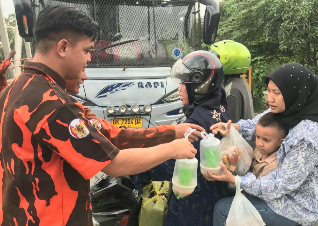 Jajaran Pengurus MPC PP Tapsel dan Koti Mahatidana Tapsel saat menggelar aksi berbagi takjil gratis jelang berbuka puasa