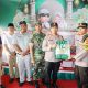 Kapolres Padangsidimpuan, AKBP Dr Wira Prayatna, bersama Dandim 0212/TS Letkol Arm Delli Yudha Adi Nurcahyo, Wakil Ketua DPRD Rusydi Nasution, Kepala Dinas Perhubungan, Alfian, dan Staf Jasa Raharja Padangsidimpuan, Fauzan, menyerahkan bingkisan ke personel yang berjaga di Pos Pam dan Pos Yan