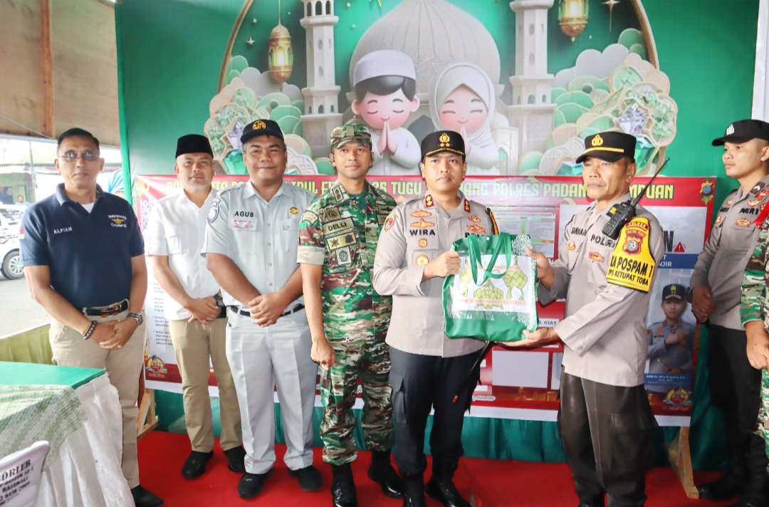 Kapolres Padangsidimpuan, AKBP Dr Wira Prayatna, bersama Dandim 0212/TS Letkol Arm Delli Yudha Adi Nurcahyo, Wakil Ketua DPRD Rusydi Nasution, Kepala Dinas Perhubungan, Alfian, dan Staf Jasa Raharja Padangsidimpuan, Fauzan, menyerahkan bingkisan ke personel yang berjaga di Pos Pam dan Pos Yan