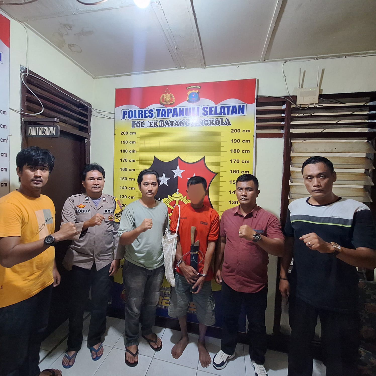 Seorang pria berinisial, BS berikut sebilah parang, yang diduga melakukan pengancaman terhadap warga atas nama, Nelson Erison Simanjuntak, usai diamankan ke Mako Polsek Batang Angkola