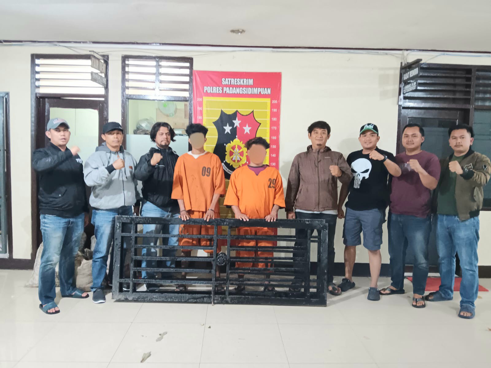 Kedua pria berinisial, DA dan RN usai diamankan Tim Opsnal Sat Reskrim Polres Padangsidimpuan atas dugaan pencurian dan pemberatan di Rumah sewa