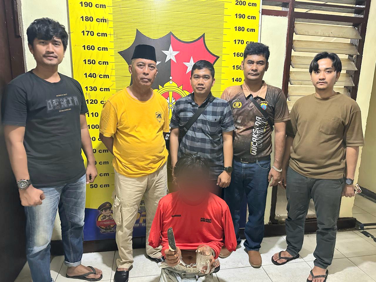 Seorang pria berusia 35 tahun, JD, terduga pelaku penganiayaan terhadap Pasutri yang masih keluarga saat menunjukkan barang bukti berupa, sebilah pisau dan gelas bening, usai diamankan Kapolsek Batang Angkola, AKP R Trihardjanto, dengan Kanit Reskrim, Ipda Ansor Harahap, bersama anggota